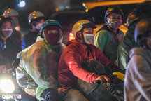 Người dân ùn ùn về quê nghỉ lễ, cửa ngõ phía Tây TPHCM kẹt cứng