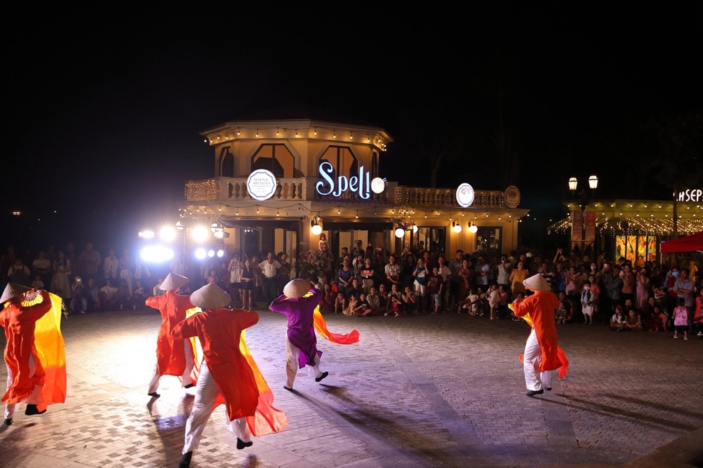 Thưởng thức âm nhạc và pháo hoa bên bờ biển Venice Hotel Phú Quốc - 6 Thưởng thức âm nhạc và pháo hoa bên bờ biển Venice Hotel Phú Quốc - 6