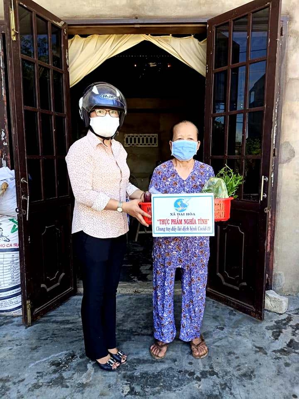 Ấm lòng “phiên chợ 0 đồng” cho người nghèo giữa dịch Covid-19 - 11 Ấm lòng “phiên chợ 0 đồng” cho người nghèo giữa dịch Covid-19 - 11