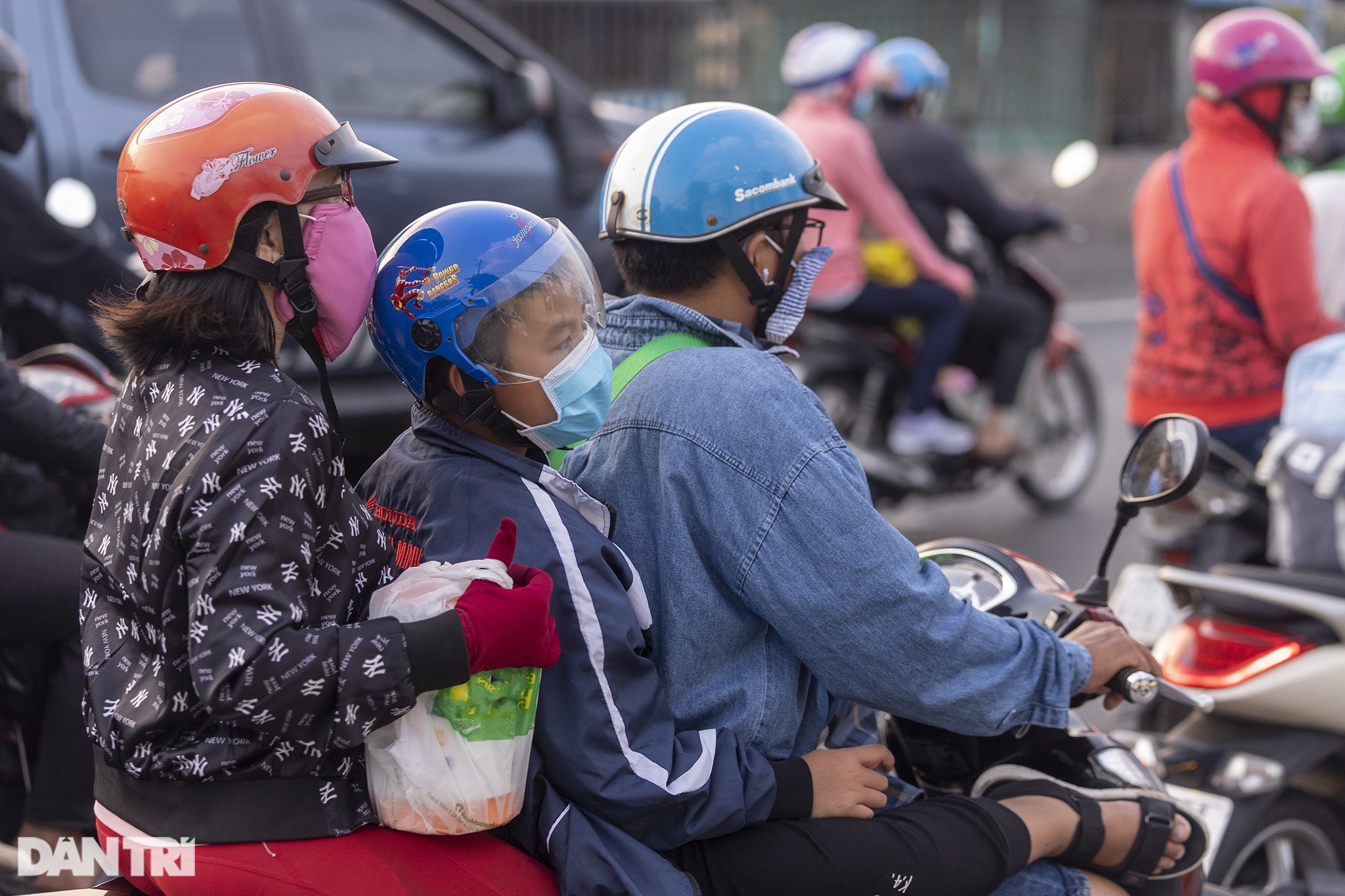 Người dân trở lại Sài Gòn sớm, giao thông cửa ngõ ùn tắc, hỗn loạn - 17 Người dân trở lại Sài Gòn sớm, giao thông cửa ngõ ùn tắc, hỗn loạn - 17