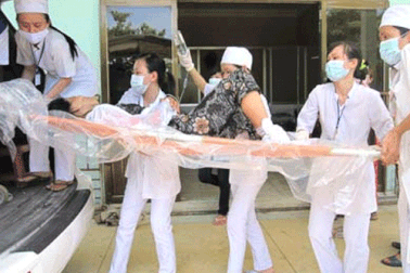 Bị phóng điện, xe chở dưa bốc cháy, 4 người nguy kịch 