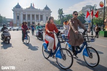 Hơn 100 người mặc áo dài, đạp xe diễu hành qua các di sản Hà Nội