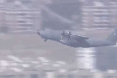 Máy bay sơ tán bắn pháo sáng khi cất cánh từ Afghanistan