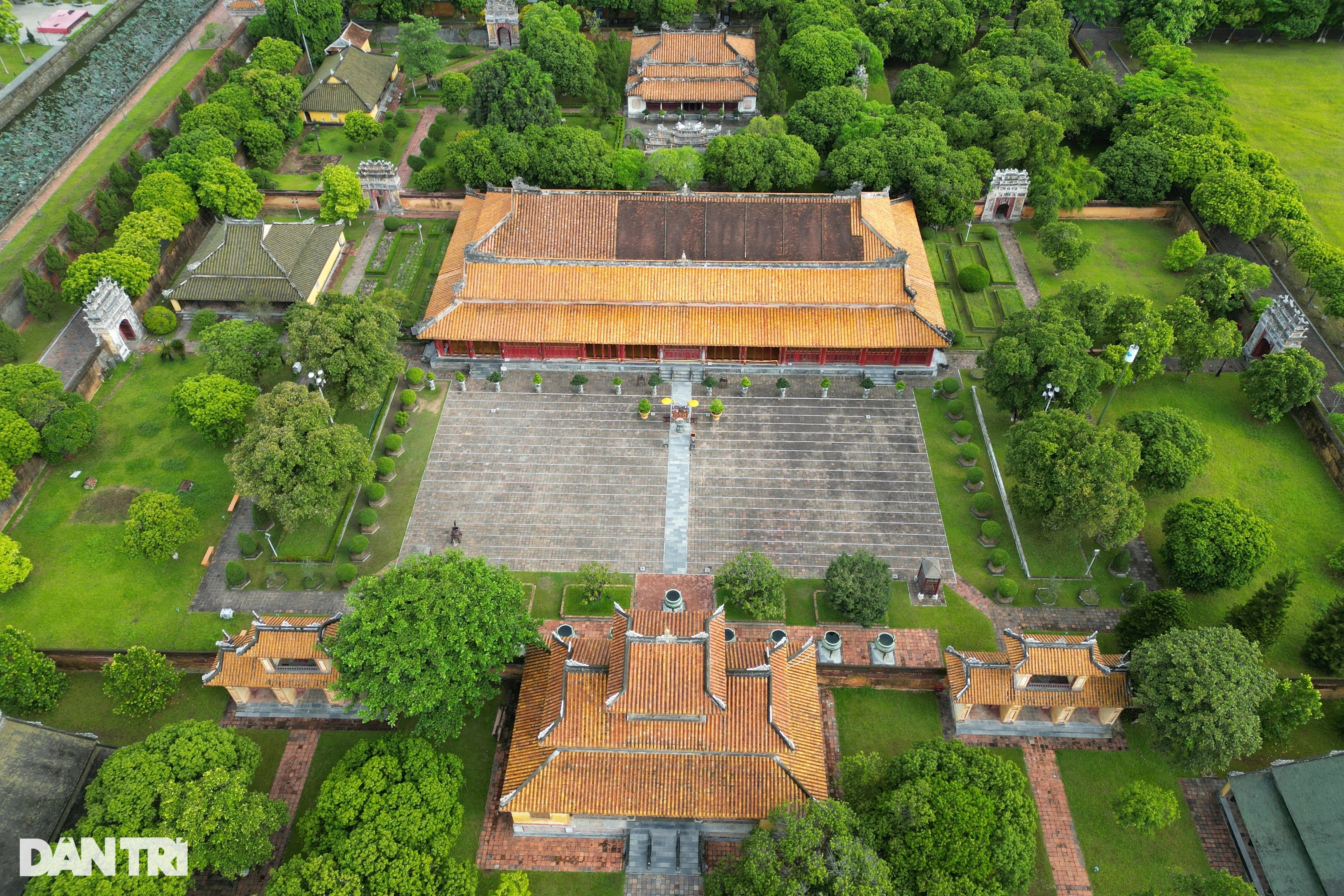 View - Sơn son thếp vàng tại Hưng Miếu bên trong Hoàng thành Huế | Báo Dân trí