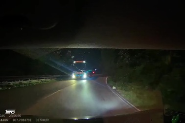 Xe khách giương pha gây lóa mắt tài xế đối diện trên đường đèo