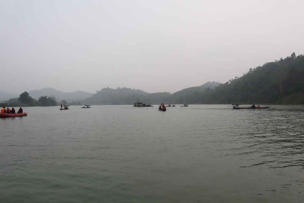 Người nhái lặn tìm nạn nhân mất tích trong vụ lật thuyền trên sông Lô - 3 Người nhái lặn tìm nạn nhân mất tích trong vụ lật thuyền trên sông Lô - 3