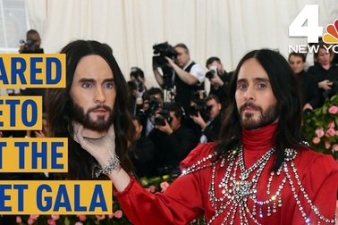 Jared Leto mang tượng đầu người lên thảm đỏ