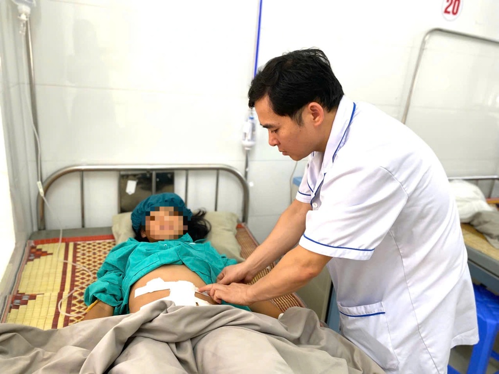Retrait d'une tumeur de 9 kg de l'abdomen d'une fille de 14 ans - 1 Cắt bỏ khối u nặng 9kg trong bụng bé gái 14 tuổi - 1