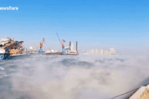 Kỳ lạ cảnh tượng mặt biển "bốc khói trắng" ngùn ngụt vì trời quá lạnh