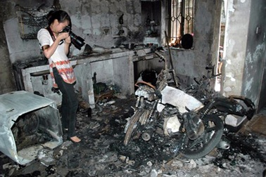 Hà Nội: Chồng đổ xăng đốt vợ lúc nửa đêm, cả khu trọ hoảng loạn