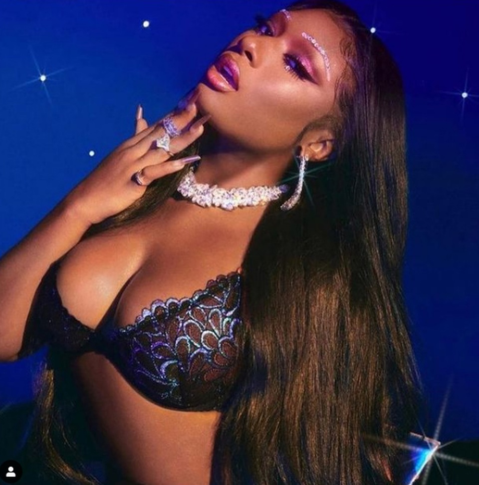 Megan Thee Stallion bốc lửa trong loạt ảnh mới - 3 Megan Thee Stallion bốc lửa trong loạt ảnh mới - 3