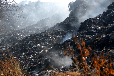 Bãi rác cháy âm ỉ gây ô nhiễm nghiêm trọng