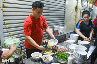 Quán "mì chờ" kỳ công 10 tiếng, bán vèo 500 bát mỗi tối ở Hải Phòng