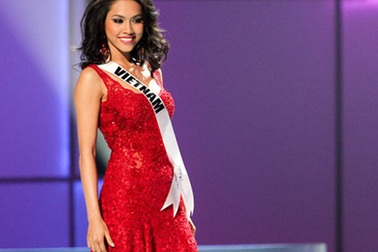 Hoàng My rực rỡ váy đỏ trong đêm sơ khảo