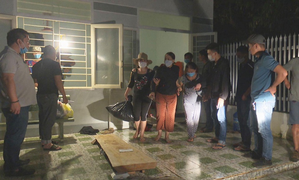 “Rảnh rỗi” mùa dịch, 15 chị em rủ nhau đánh bạc - 1 “Rảnh rỗi” mùa dịch, 15 chị em rủ nhau đánh bạc - 1