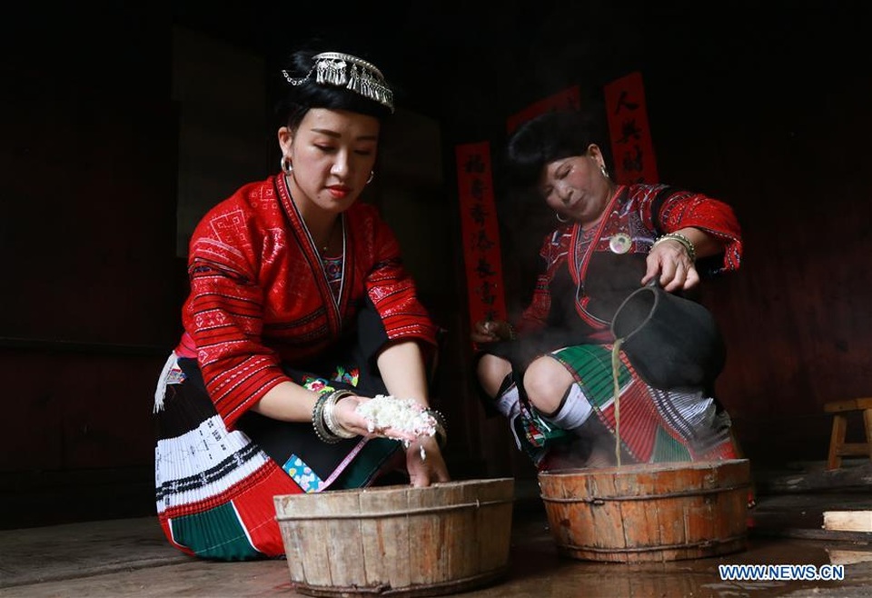 Đến nơi phụ nữ có suối tóc dài hàng mét, chỉ cắt 1 lần duy nhất trong đời - 4 Đến nơi phụ nữ có suối tóc dài hàng mét, chỉ cắt 1 lần duy nhất trong đời - 4