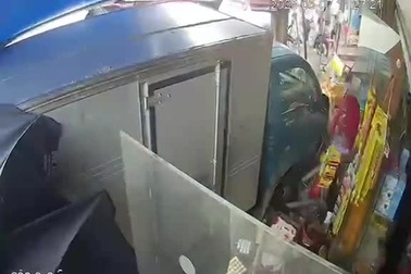 Ô tô tải lao lên vỉa hè, tông vào nhà dân khi tránh xe đạp