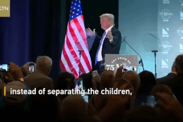 Ông Trump bất ngờ ôm chặt cờ Mỹ sau bài phát biểu về nhập cư