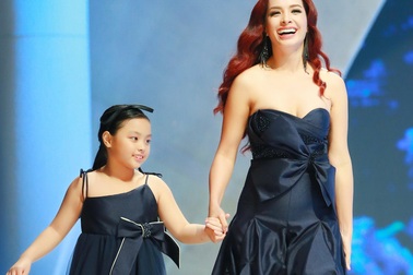 Thuý Hạnh lần đầu tiên biểu diễn cùng con gái trên sàn catwalk