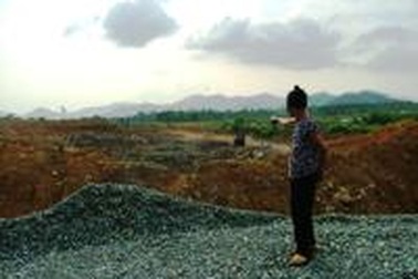 Nhà nứt, ngói vỡ vì “bom đá”