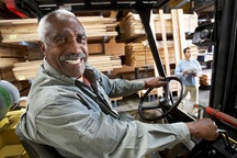 Người già ở Mỹ chênh lệch thu nhập nghiêm trọng