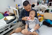 Xót xa số phận bé gái nghèo nguy cơ phải cưa chân vì u xương quái ác