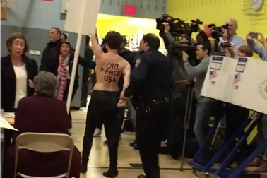 Hai phụ nữ ngực trần biểu tình tại nơi ông Trump bỏ phiếu