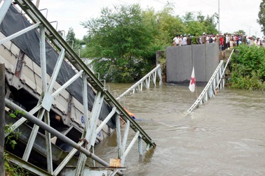 Xe tải chở sắt “bẻ gãy” cầu, một người mất tích