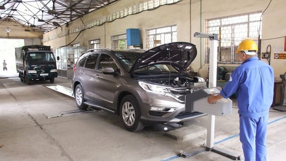 Đình chỉ hoạt động trung tâm đăng kiểm “quên” nộp phí đường bộ - 1 Đình chỉ hoạt động trung tâm đăng kiểm “quên” nộp phí đường bộ - 1