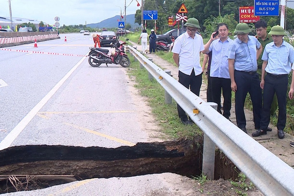 Quảng Ninh: Xuất hiện hố sụt lún trên quốc lộ 18A, giao thông ùn tắc - 1 Quảng Ninh: Xuất hiện hố sụt lún trên quốc lộ 18A, giao thông ùn tắc - 1