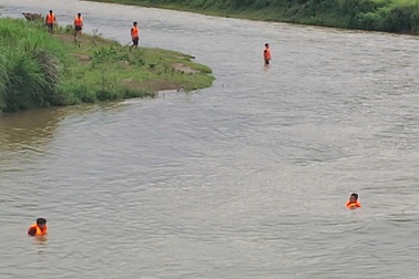 Người đàn ông nghi bị lũ cuốn sau bữa cơm tối ở nhà hàng xóm
