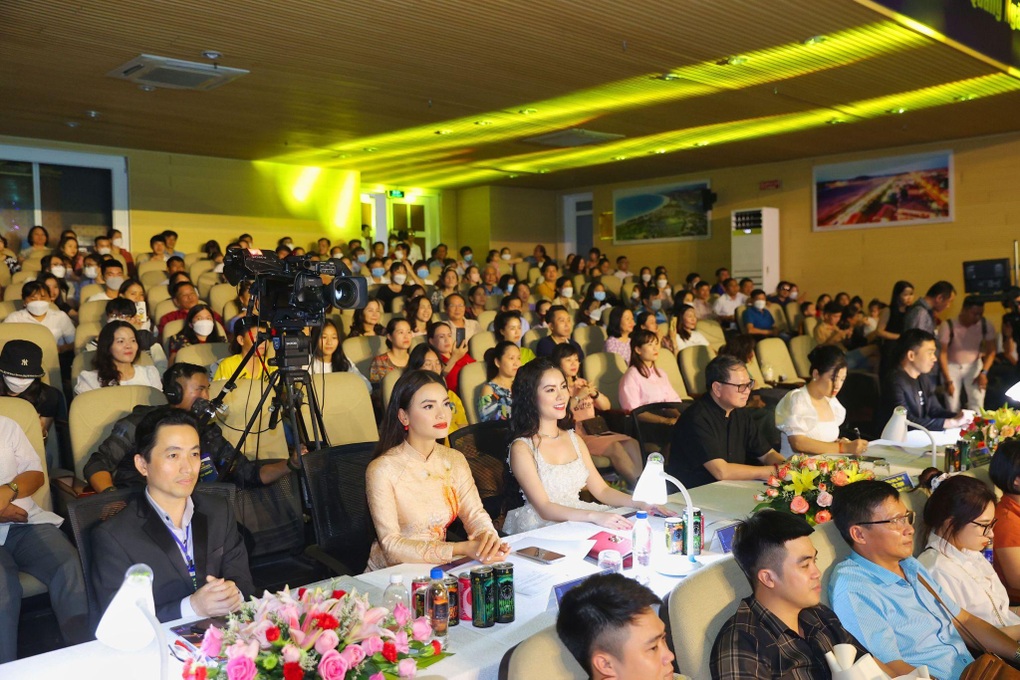 Linh Chi trở thành giám khảo trẻ nhất các mùa Sao Mai - 1 Linh Chi trở thành giám khảo trẻ nhất các mùa Sao Mai - 1