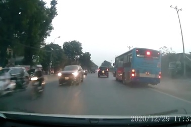 Chiếc xe bus vượt phải nhẩy lâng câng trên đường phố