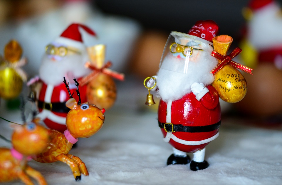 Biến vỏ trứng thành ông già Noel.jpg Biến vỏ trứng thành ông già Noel.jpg