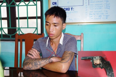 Truy bắt đối tượng mang súng đi đòi nợ tiền khoan giếng