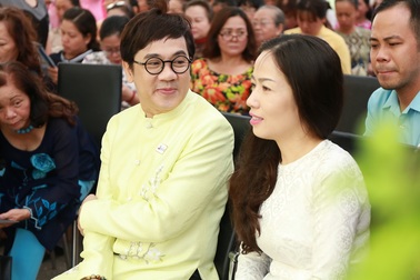 Nghệ sĩ Thành Lộc từng ngại mặc áo dài vì nhìn "yếu yếu"