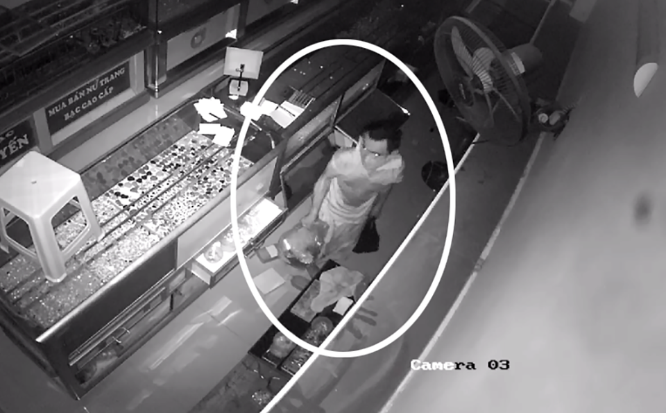 “Đạo chích” đục mái tiệm bạc, trộm tài sản trị giá hơn 1,2 tỷ đồng - 1 “Đạo chích” đục mái tiệm bạc, trộm tài sản trị giá hơn 1,2 tỷ đồng - 1