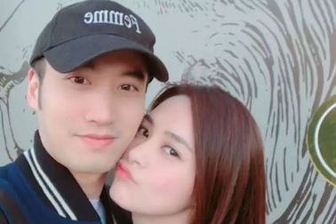 Chung Hân Đồng tranh thủ “hâm nóng” cùng ông xã kém tuổi