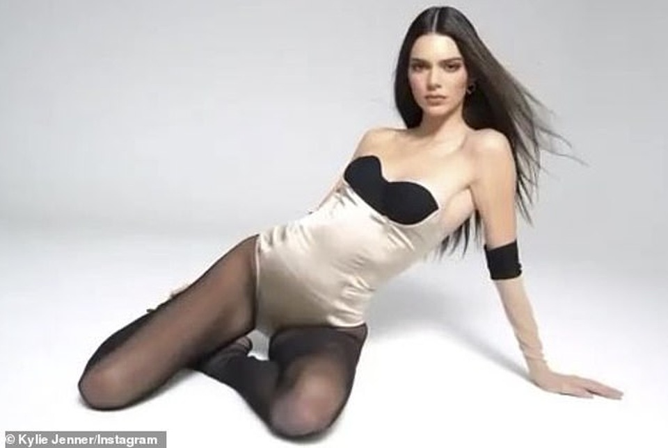 Kendall Jenner khoe chân dài trong ảnh quảng cáo mới - 3 Kendall Jenner khoe chân dài trong ảnh quảng cáo mới - 3
