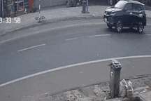 Hành khách trên ô tô bất ngờ rơi xuống đường và bài học an toàn để tránh