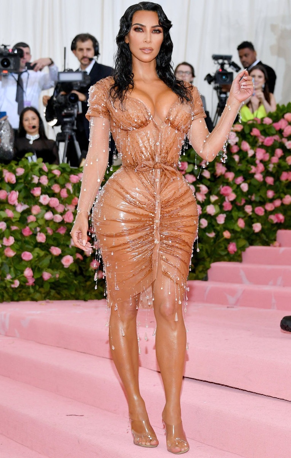 Kim Kardashian's surreal waist causes fierce controversy - 4