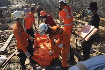 Indonesia chạy đua thời gian giải cứu nạn nhân thảm họa kép