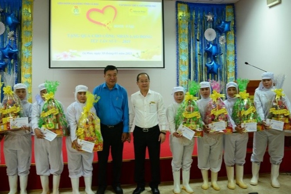 Dừng Tết sum vầy vì dịch Covid-19, quà Tết vẫn trao tận tay người lao động - 1 Dừng Tết sum vầy vì dịch Covid-19, quà Tết vẫn trao tận tay người lao động - 1