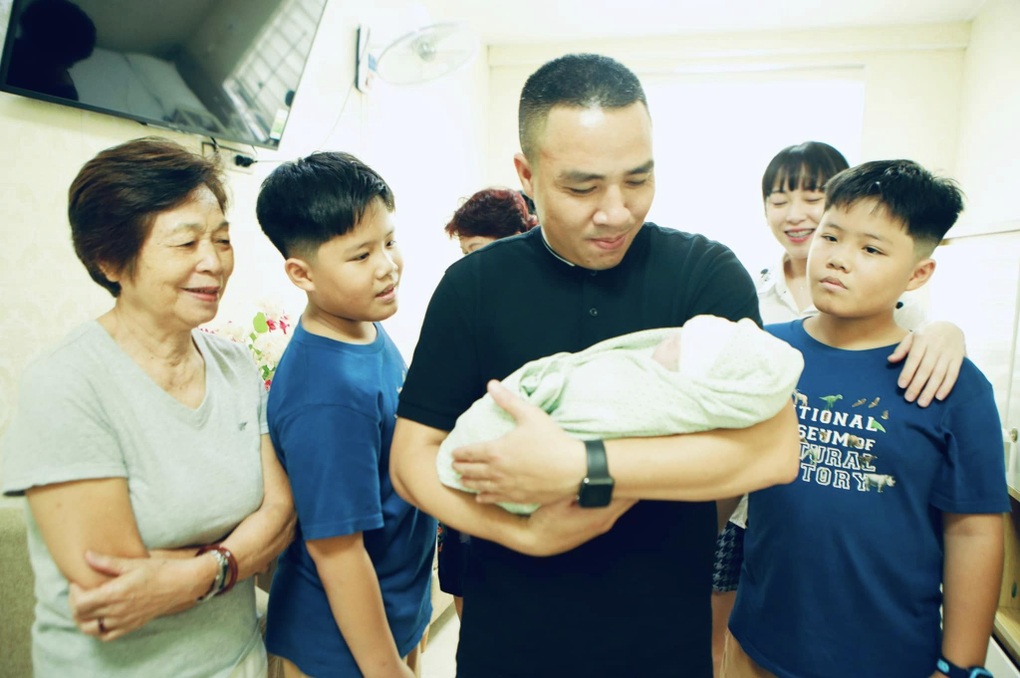 MC Hoàng Linh VTV hạ sinh con gái ở tuổi U40 - 2