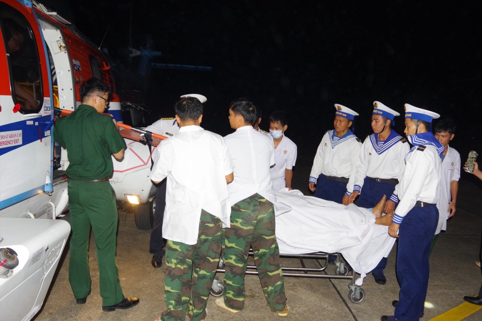 Trực thăng vượt biển trong đêm, cứu 2 ngư dân nguy kịch - 2 Trực thăng vượt biển trong đêm, cứu 2 ngư dân nguy kịch - 2