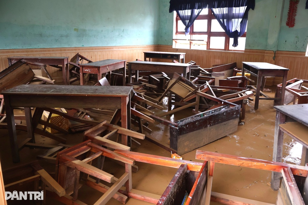 Nhà giáo viên ngập đến mái, trường học đầy sình lầy, hư hại nặng sau lũ  - 2