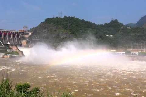 Mực nước hồ thủy điện Hòa Bình vượt cao trình 100m, 18h tối nay xả lũ