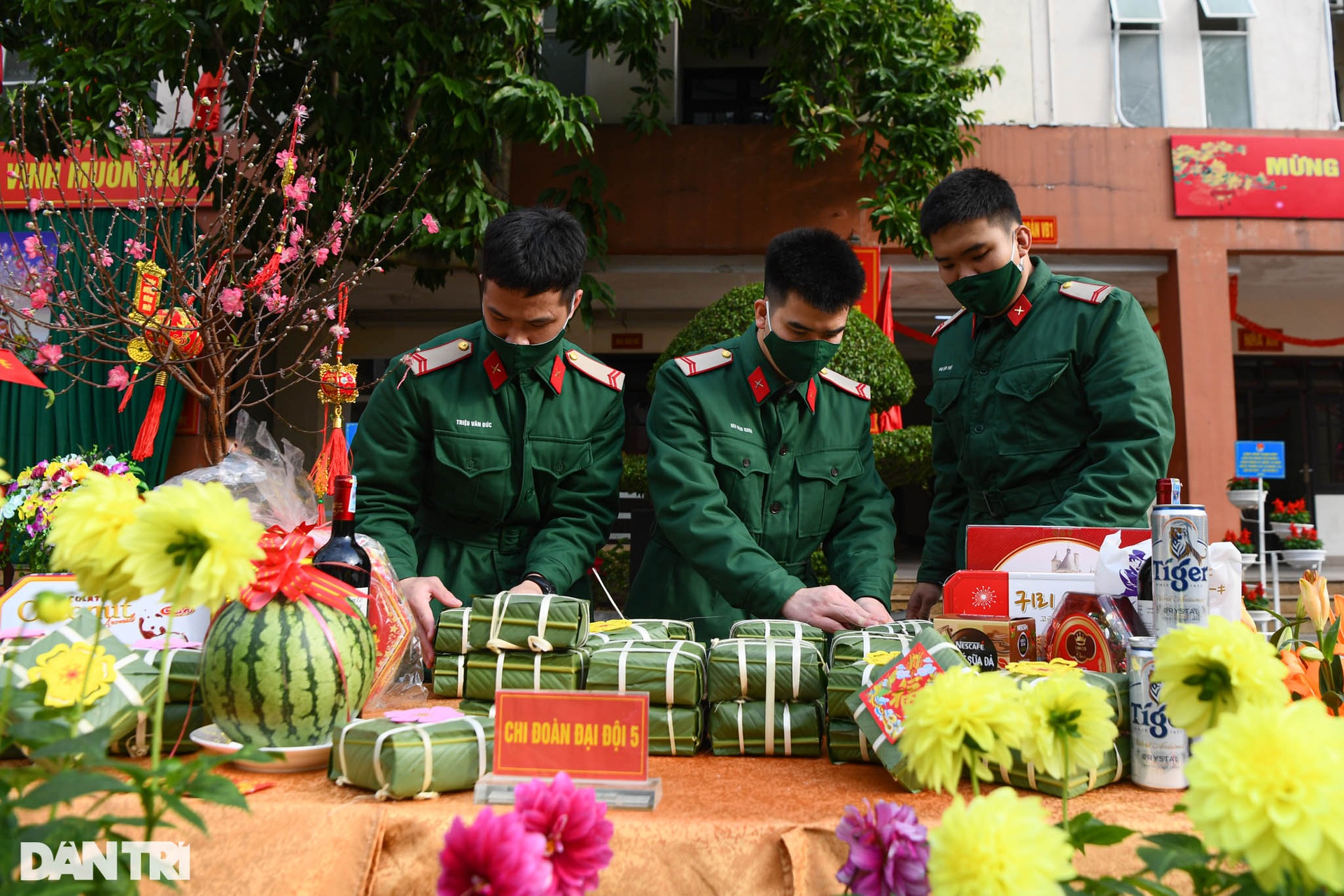 Các chiến sĩ Lữ đoàn Cận vệ trổ tài gói bánh chưng đón Tết - 13 Các chiến sĩ Lữ đoàn Cận vệ trổ tài gói bánh chưng đón Tết - 13
