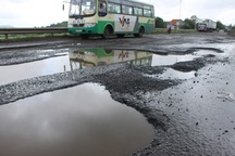 Quốc lộ 1 chi chít ổ gà: “Nắng không vá, chờ đến mưa mới đùn đẩy đổ tại thời tiết”