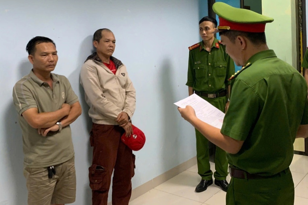 Hai đối tượng dùng ô tô truy đuổi, ép xe tuần tra của CSGT - 2 Hai đối tượng dùng ô tô truy đuổi, ép xe tuần tra của CSGT - 2